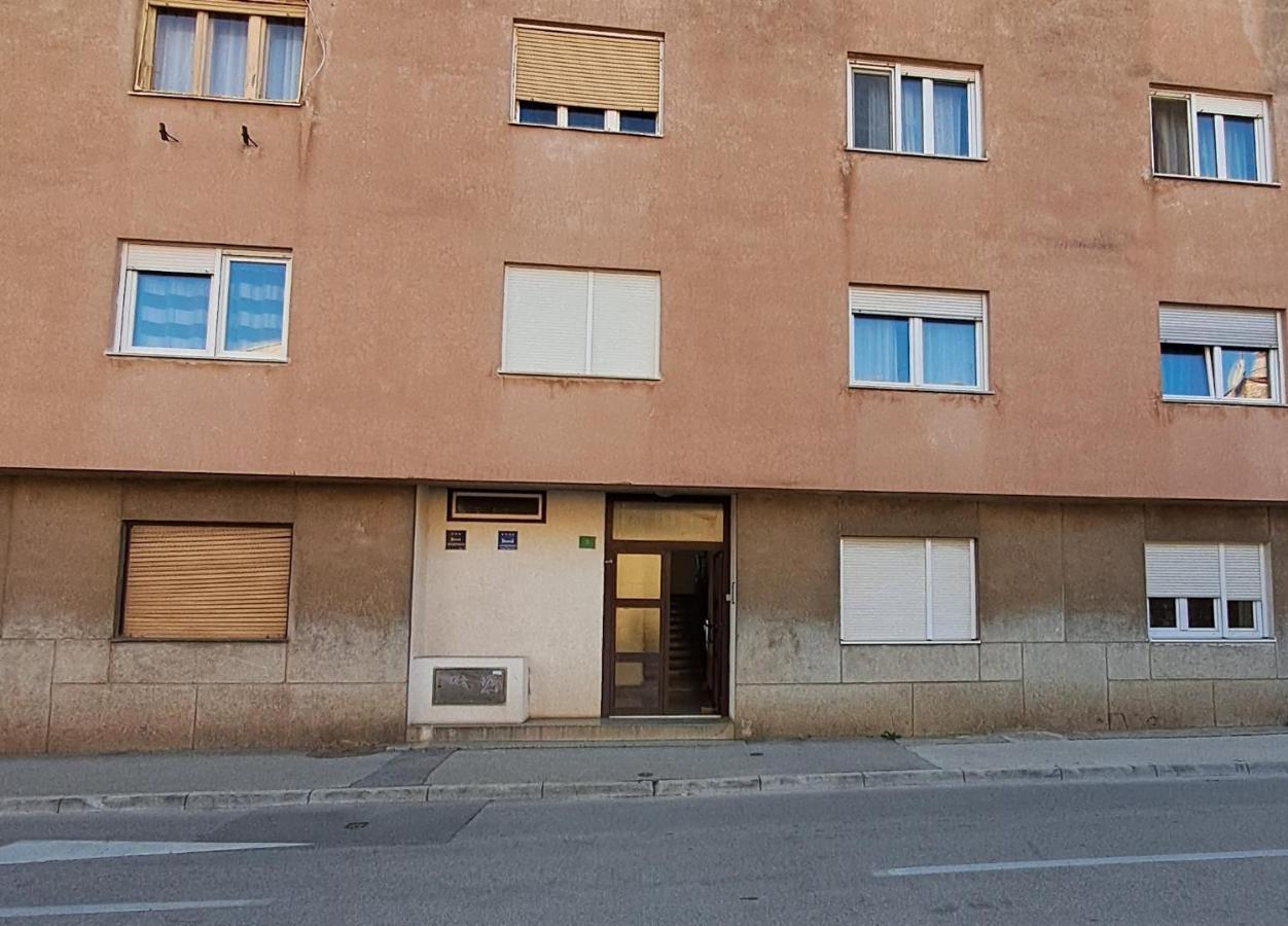 Yulia Apartman Pula Zewnętrze zdjęcie